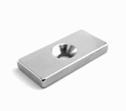 Неодимовый магнит призма 40х10х4 мм с зенковкой 3/6 мм P-40-10-4-D3/6